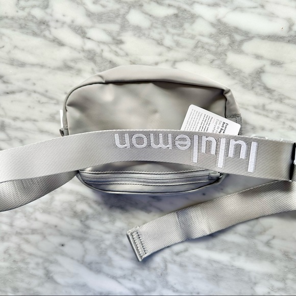 NWT lululemon Everywhere Belt Bag - silver/white - Picture 3 of 11